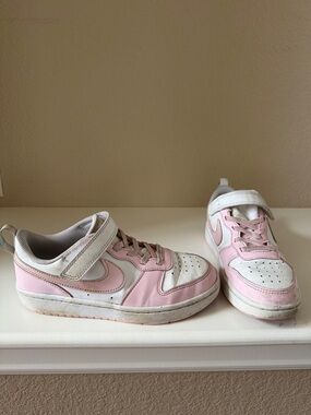 Nike Kids Low-Top Sneakers in White and Pink